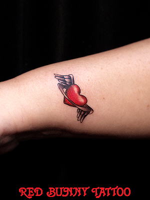 ハートのタトゥー Girl Tattoo ワンポイントタトゥー 東京 タトゥースタジオ 吉祥寺 Red Bunny Tattoo デザイン 画像