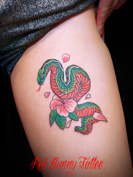 蛇と桃のワンポイント タトゥー デザイン　女性 girl