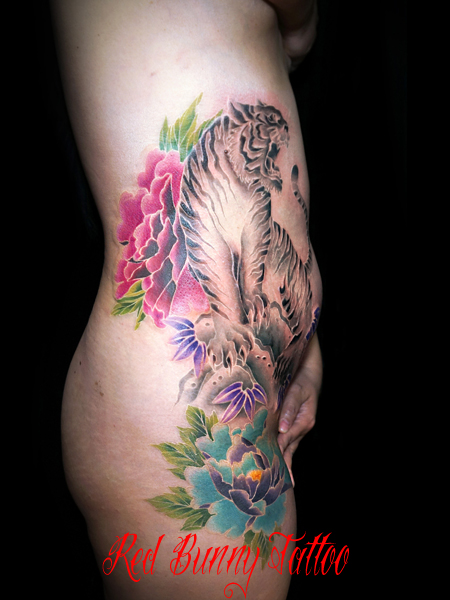 白筋の虎と牡丹　タトゥーデザイン 女性の刺青 