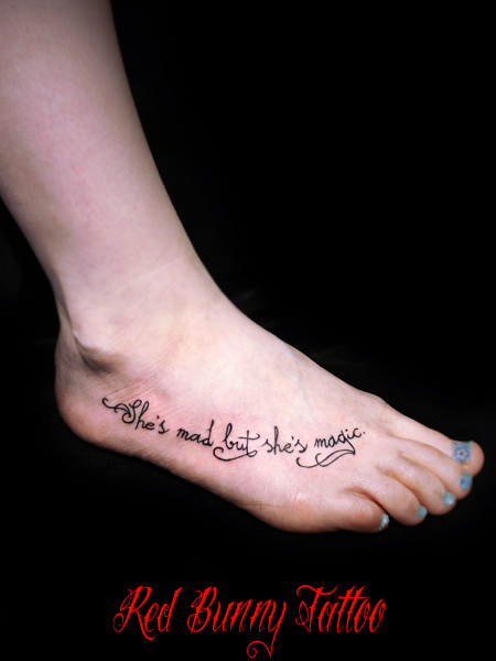 足の甲 文字のタトゥーデザイン 筆記体 letter tattoo