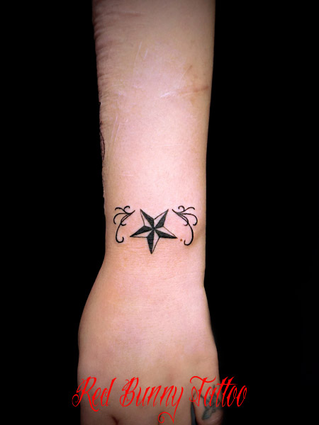 ワンポイント 星のタトゥーデザイン girls tattoo