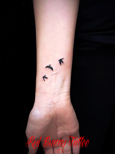 小さな鳥のタトゥーデザイン　女性の手首のワンポイントタトゥー