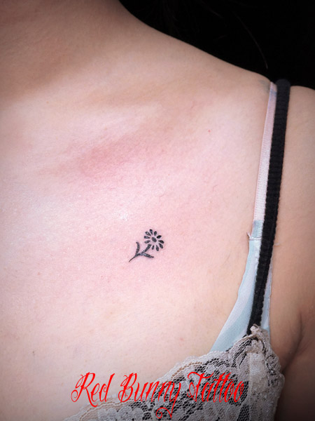小さな花のタトゥーデザイン ワンポイントタトゥー 東京 タトゥースタジオ 吉祥寺 Red Bunny Tattoo デザイン 画像