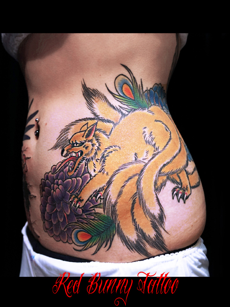 九尾の狐と菊　刺青・タトゥーデザイン　女性の腰