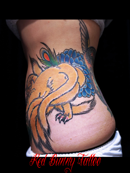 九尾の狐と菊　刺青・タトゥーデザイン　女性の腰