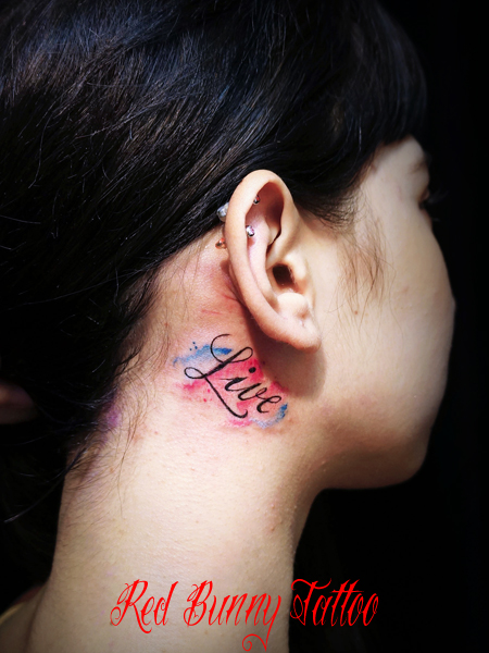 耳の裏 文字と水彩画のタトゥーデザイン ワンポイントタトゥー
