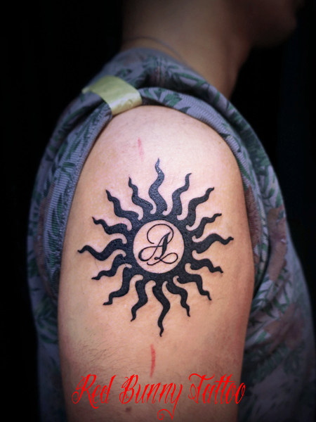 イニシャルと太陽のトライバル タトゥーデザイン sun tribal tattoo
