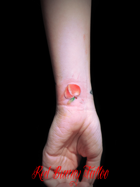 桃のワンポイント タトゥーデザイン 　女性の手首