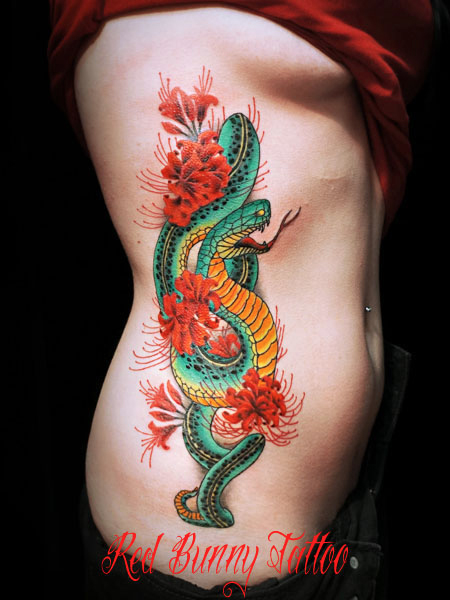 蛇と彼岸花の刺青・タトゥーデザイン　女性の脇腹　snake flower tattoo