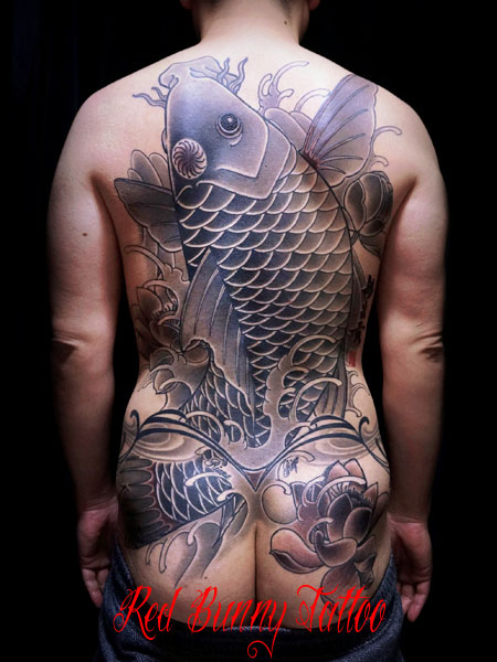鯉と蓮の刺青・和彫り　背中一面の刺青・タトゥーデザイン