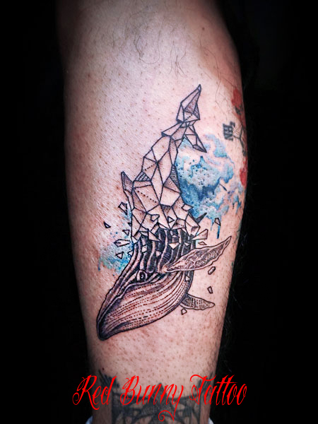 幾何学模様の鯨と水彩画のタトゥーデザイン　ジオメトリック