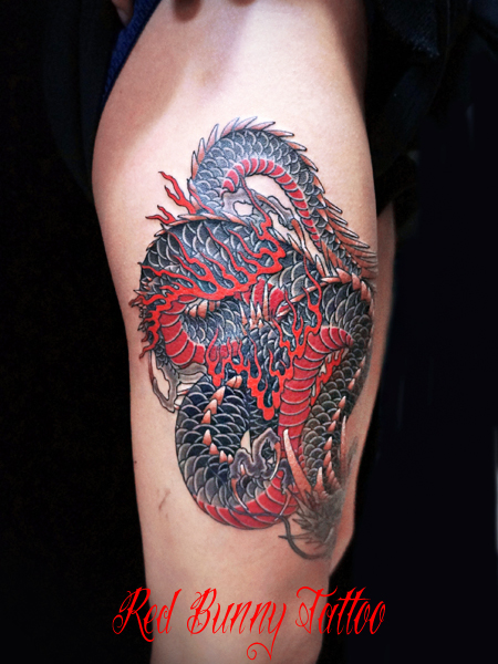 龍のタトゥーデザイン 女性の刺青 dragon tattoo