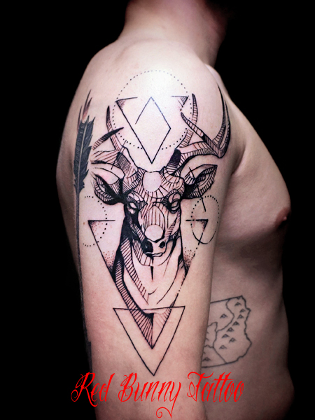 鹿とジオメトリック(幾何学模様)のタトゥーデザイン