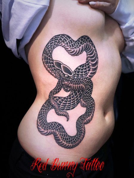 ウロボロス・蛇のタトゥーデザイン　