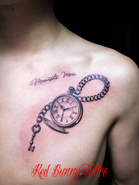 懐中時計と鍵のタトゥーデザイン