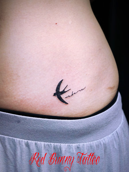 ツバメのワンポイントタトゥーデザイン small swallow tattoo 女性
