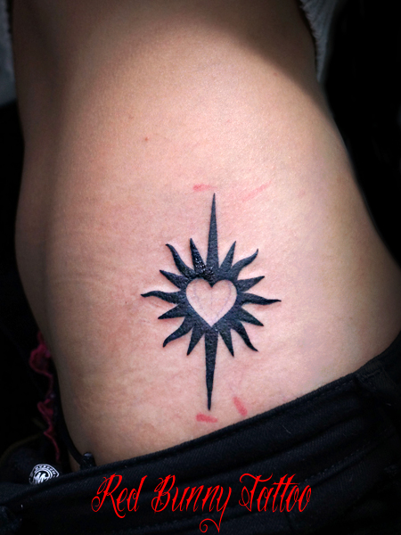 太陽とハートのトライバル タトゥーデザイン　sun tribal tattoo girl 女性 