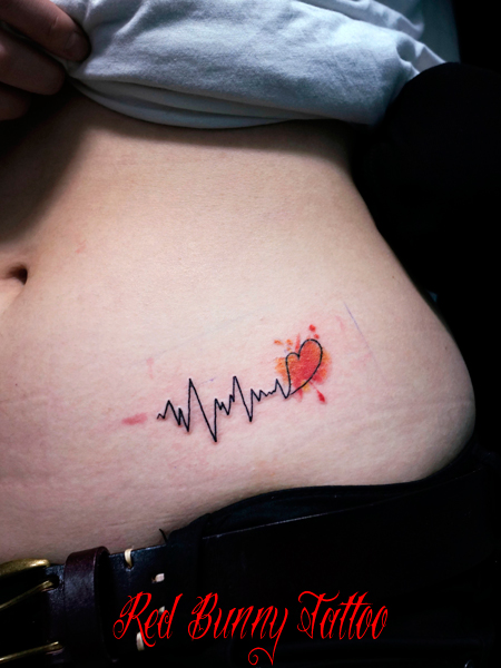 心電図とハートのタトゥーデザイン　女性のワンポイントタトゥー　watercolor-heart-tattoo