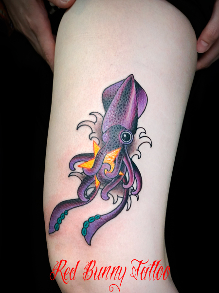 星を抱えたイカのタトゥーデザイン　女性の腿 squid-tattoo