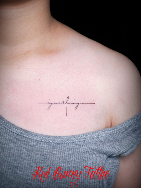 文字 英語 女性の胸 タトゥーデザイン letter tattoo