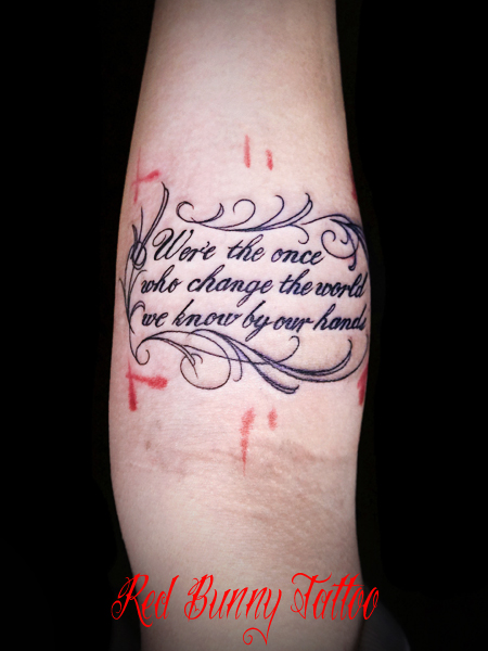 文字 筆記体 スクリプトのタトゥーデザイン  Letter tattoo 腕 メッセージ