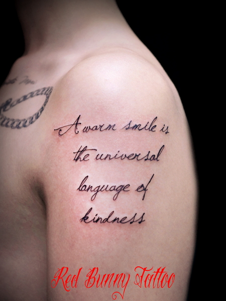 文字 筆記体 スクリプトのタトゥーデザイン  Letter tattoo 肩 メッセージ