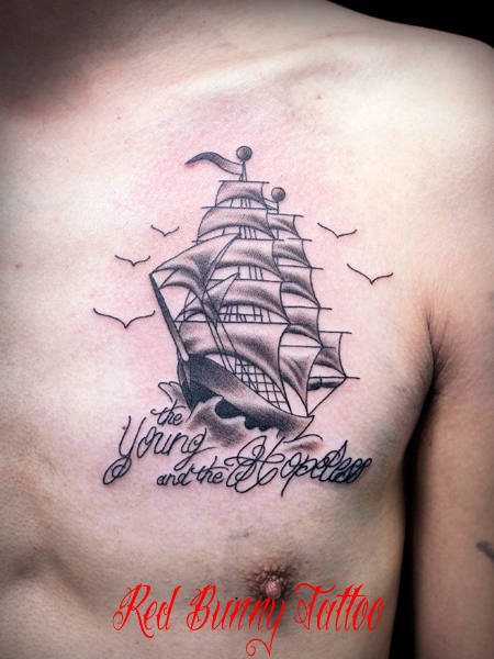 船と文字のタトゥーデザイン　胸　アメリカントラディショナル 