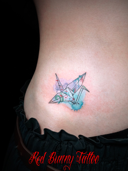 水彩画 折り鶴のタトゥーデザイン watercolor paper crane　女性 腰
