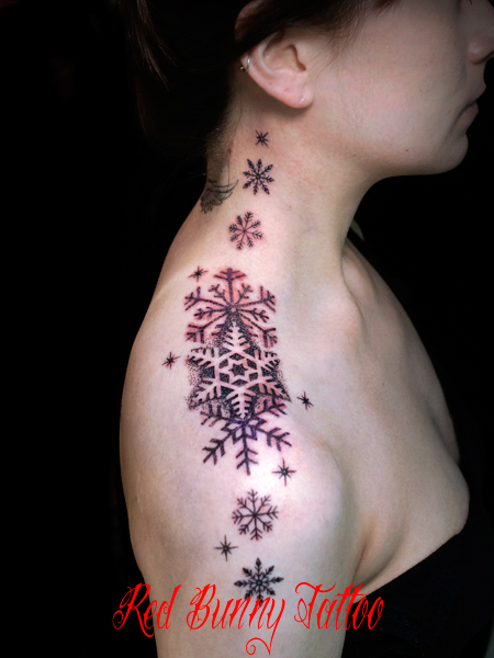 雪の結晶のタトゥーデザイン　女性の肩　snow flake