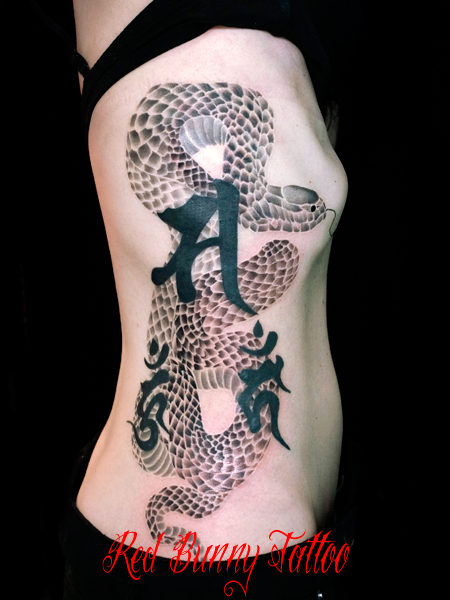 白筋・白蛇と梵字の刺青・タトゥーデザイン　女性　脇腹