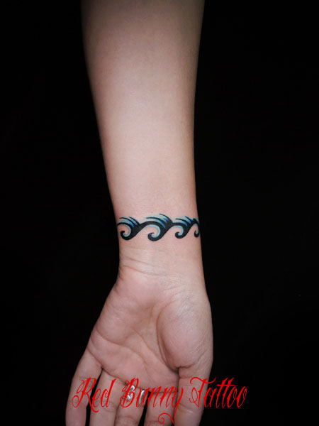 波のカラートライバルタトゥーデザイン 手首 女性 wave tattoo
