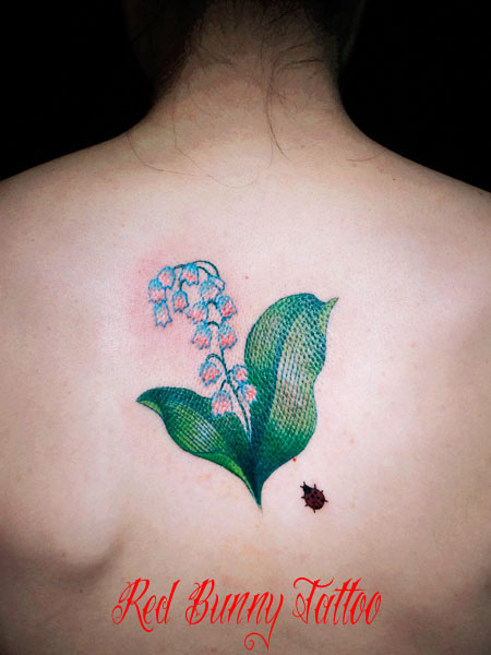 スズランのタトゥーデザイン　花・植物のタトゥー　女性　lily-of-the-valley-tattoo-girl