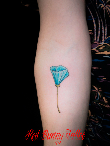 青い花のタトゥーデザイン 女性 腕 植物