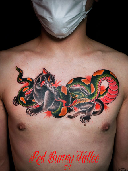 黒豹・パンサーと蛇のタトゥーデザイン　アメリカントラディショナル 胸 刺青