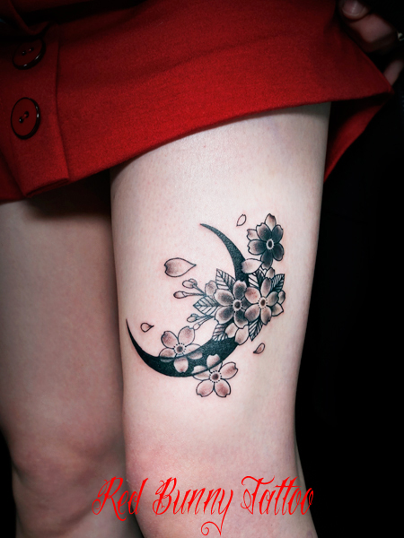 月と桜のタトゥーデザイン　女性の腿