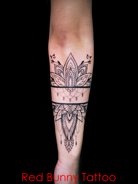 植物・ヘナタトゥーデザイン　女性の腕 henna-flower-girl-tattoo
