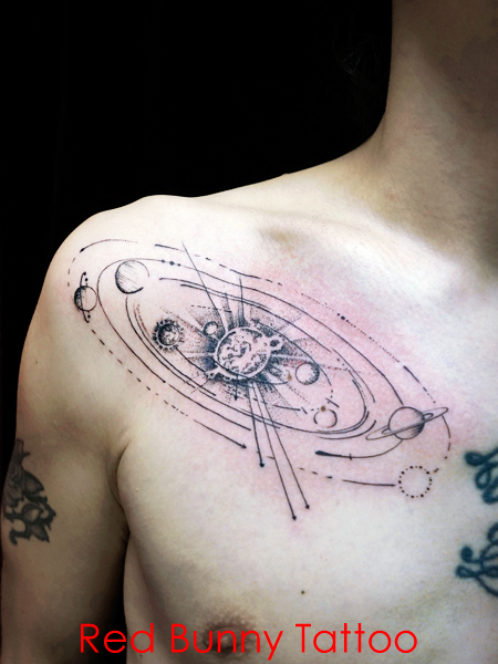 宇宙・星・惑星のタトゥーデザイン　シンプルなラインとドットのタトゥー