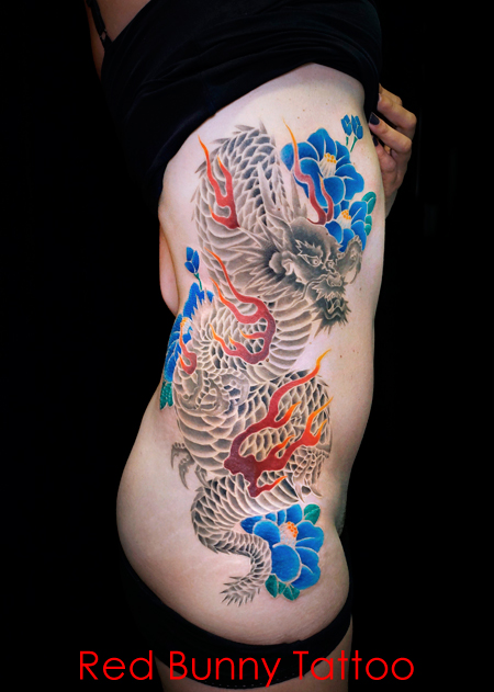 白筋の龍と椿の刺青・タトゥーデザイン　女性の脇腹の刺青