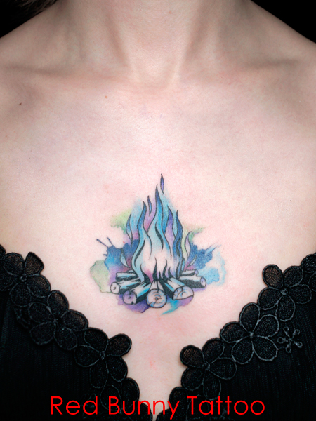 焚火 水彩タトゥー 女性の胸 ウォーターカラータトゥー 