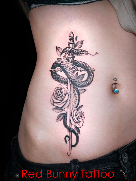 蛇とバラと剣のタトゥーデザイン　女性・脇腹・ブラック＆グレーのタトゥー