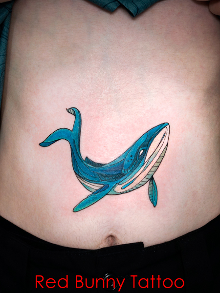 クジラのタトゥーデザイン　女性のお腹　whale-blue-tattoo