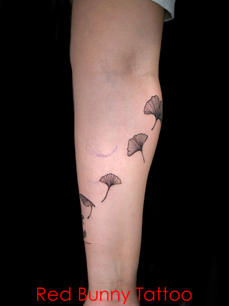 銀杏の葉 植物 花のタトゥーデザイン 女性　腕　ワンポイントタトゥー