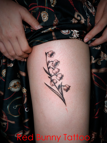 スズランの花のタトゥーデザイン　女性の腿