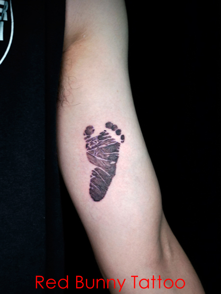赤ちゃんの足形・フットプリントのタトゥーデザイン　出産記念