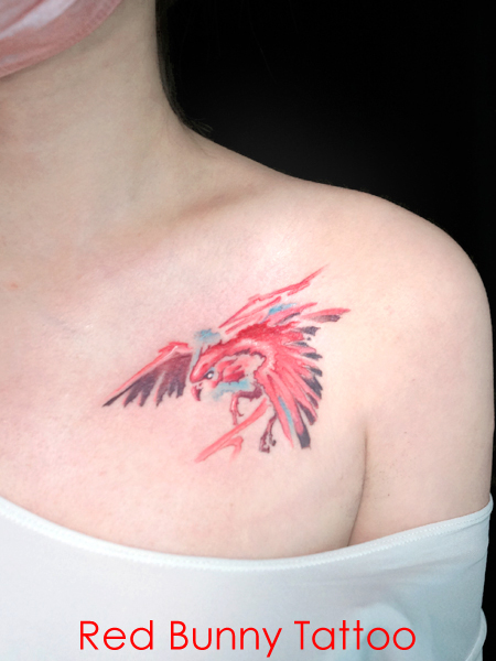 水彩・鳥のタトゥーデザイン　女性の胸　pink bird tattoo
