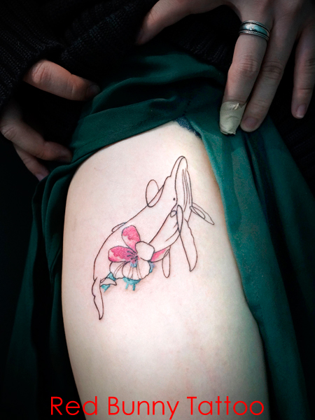 クジラのラインワークタトゥーデザイン　水彩・花・女性の腿