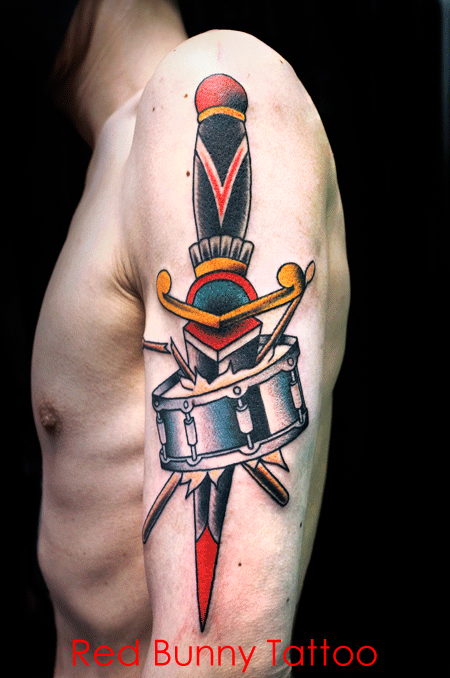 ダガーとドラムのスネアのタトゥーデザイン　アメリカントラディショナル　オールドスクール　楽器
