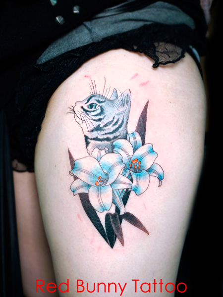 ネコと百合のタトゥーデザイン　花・女性の腿 cat&lily tattoo
