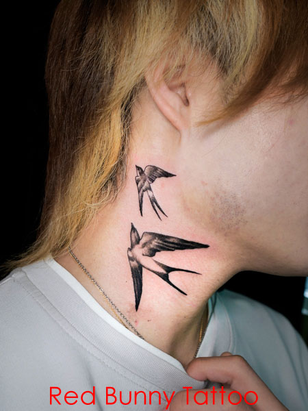 燕・ツバメのタトゥーデザイン　首のタトゥー・鳥