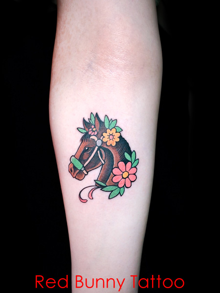 馬と花のタトゥーデザイン　女性の腕・オールドスクール・トラッド